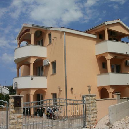 Apartments Antonija - Fitness Vinišće Eksteriør bilde