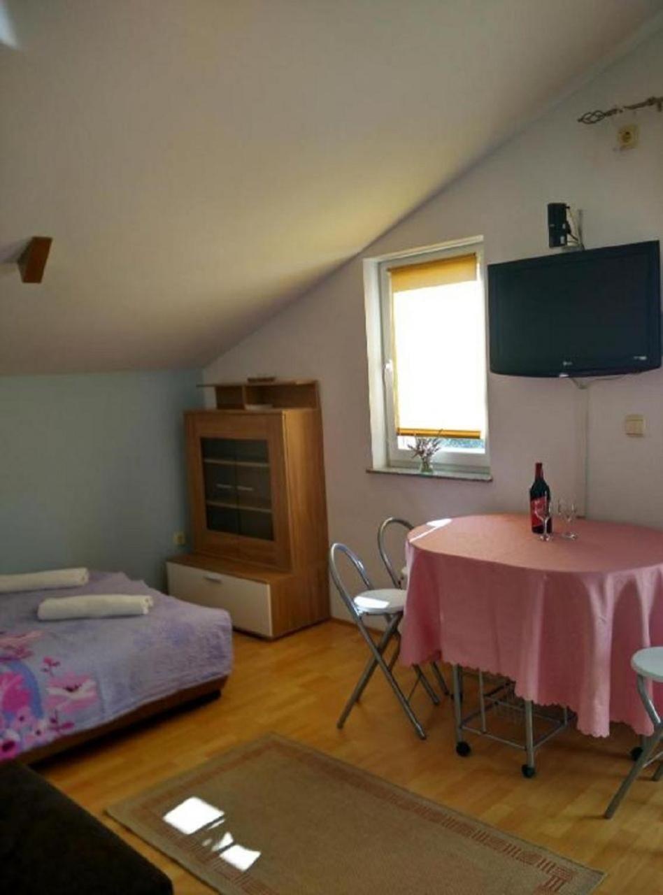 Apartments Antonija - Fitness Vinišće Eksteriør bilde