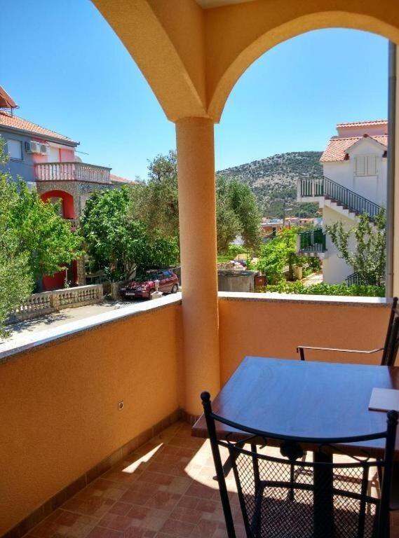 Apartments Antonija - Fitness Vinišće Eksteriør bilde