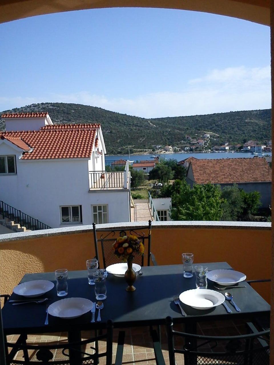 Apartments Antonija - Fitness Vinišće Eksteriør bilde